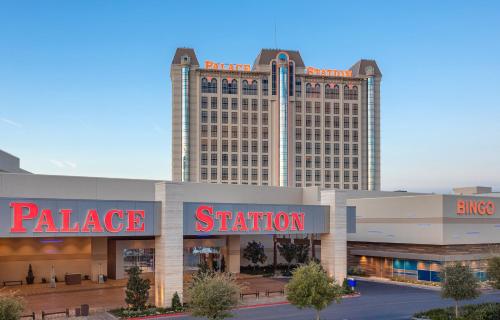 hotels with balcony in Nevada
