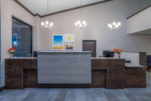 hotels with balcony in Manassas