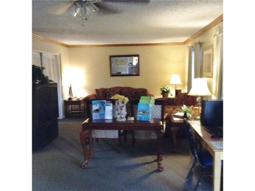 hotels with balcony in Leesville