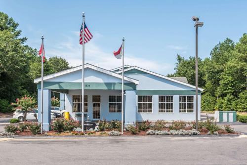 hotels with balcony in Fayetteville