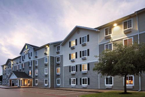 hotels with balcony in Tomball