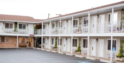 hotels with balcony in Utah