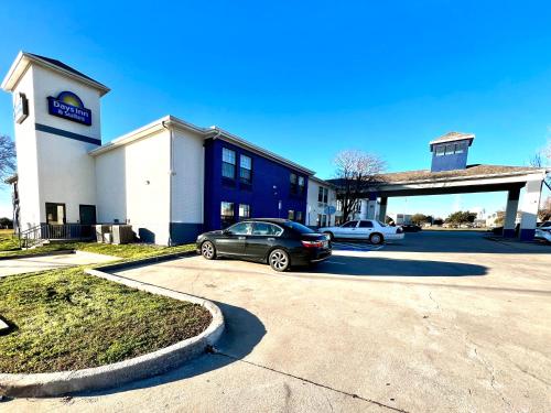hotels with balcony in Plano