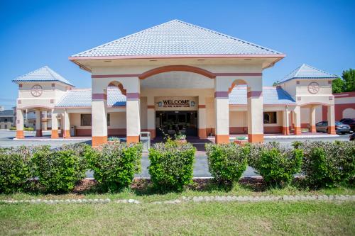 hotels with balcony in Greensboro