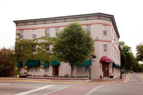hotels with balcony in Grand Rapids