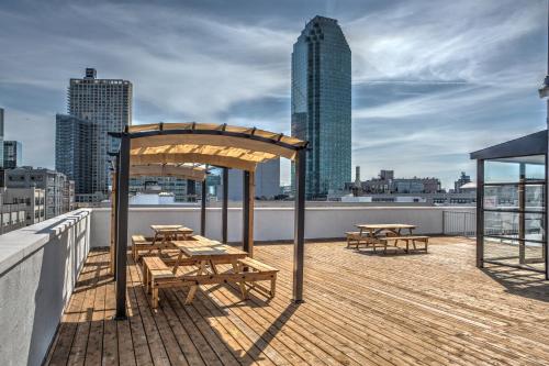 hotels with balcony in Long Island