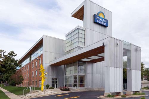 hotels with balcony in Milwaukee