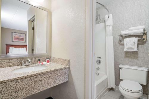 hotels with balcony in Roseville