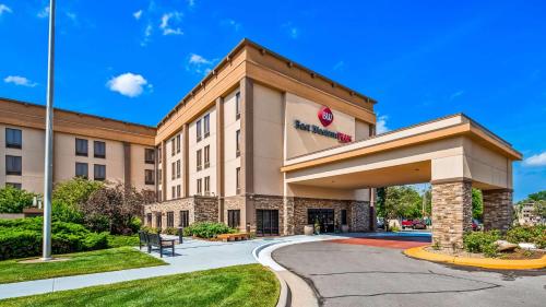 hotels with balcony in Kansas