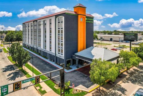 hotels with balcony in Wichita