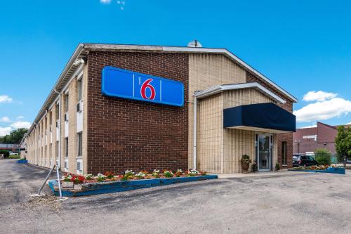hotels with balcony in Madison