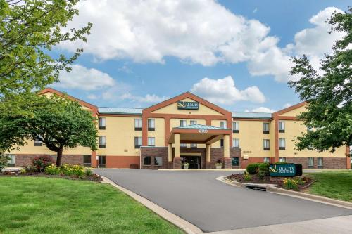 hotels with balcony in Lenexa