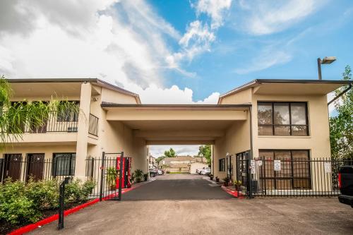 hotels with balcony in Tomball