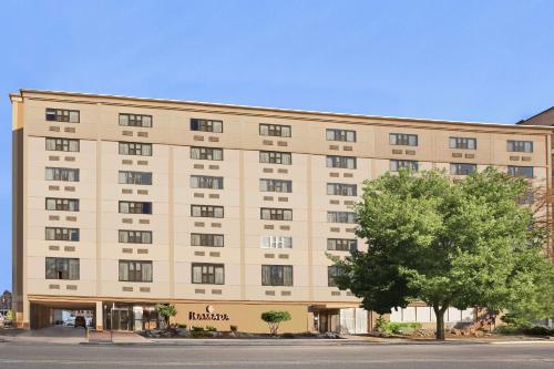 hotels with balcony in Newark