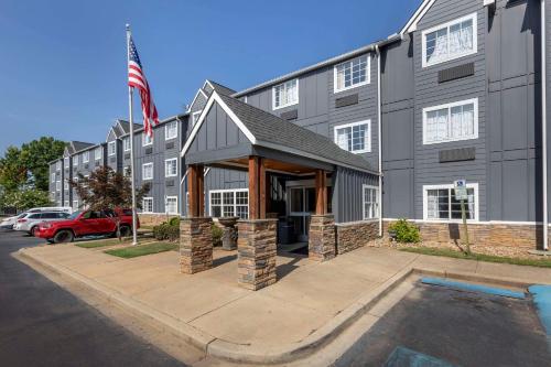 hotels with balcony in Greenville