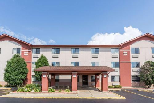 hotels with balcony in Aurora