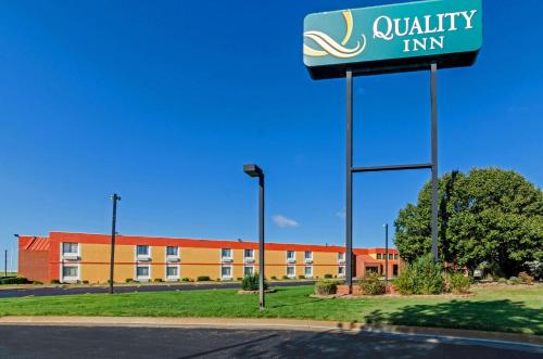 hotels with balcony in Wichita