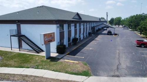hotels with balcony in Fargo