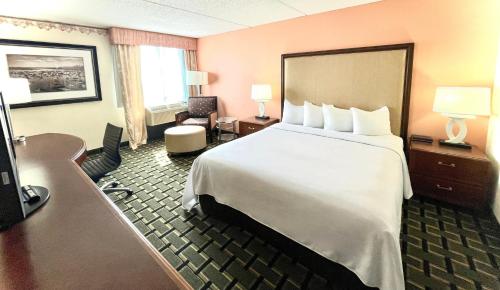 hotels with balcony in Cleveland