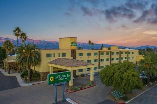 hotels with balcony in Tucson