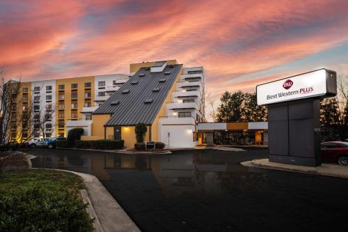 hotels with balcony in Raleigh