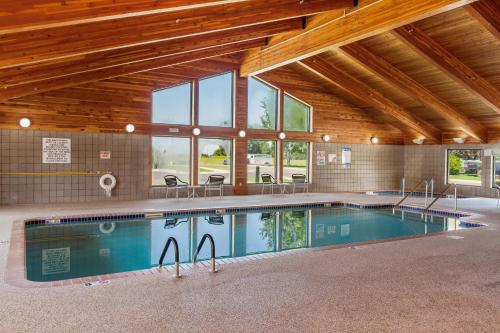 hotels with balcony in Montana