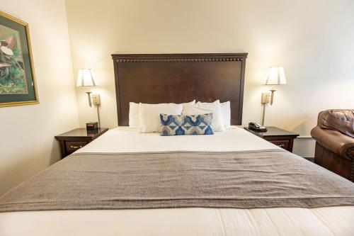 hotels with balcony in Missouri