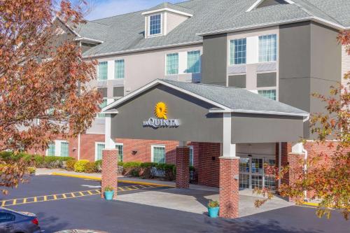 hotels with balcony in Connecticut