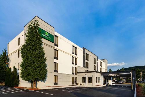 hotels with balcony in Poughkeepsie