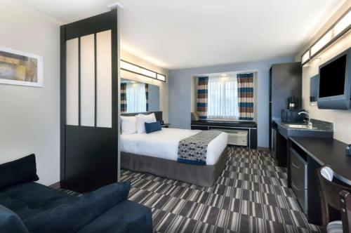 hotels with balcony in Baton Rouge