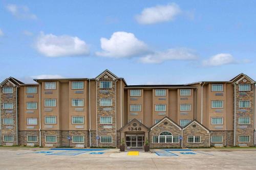 hotels with balcony in Cartersville