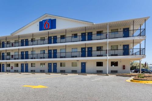 hotels with balcony in Greenville