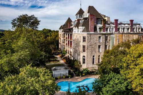 hotels with balcony in Arkansas