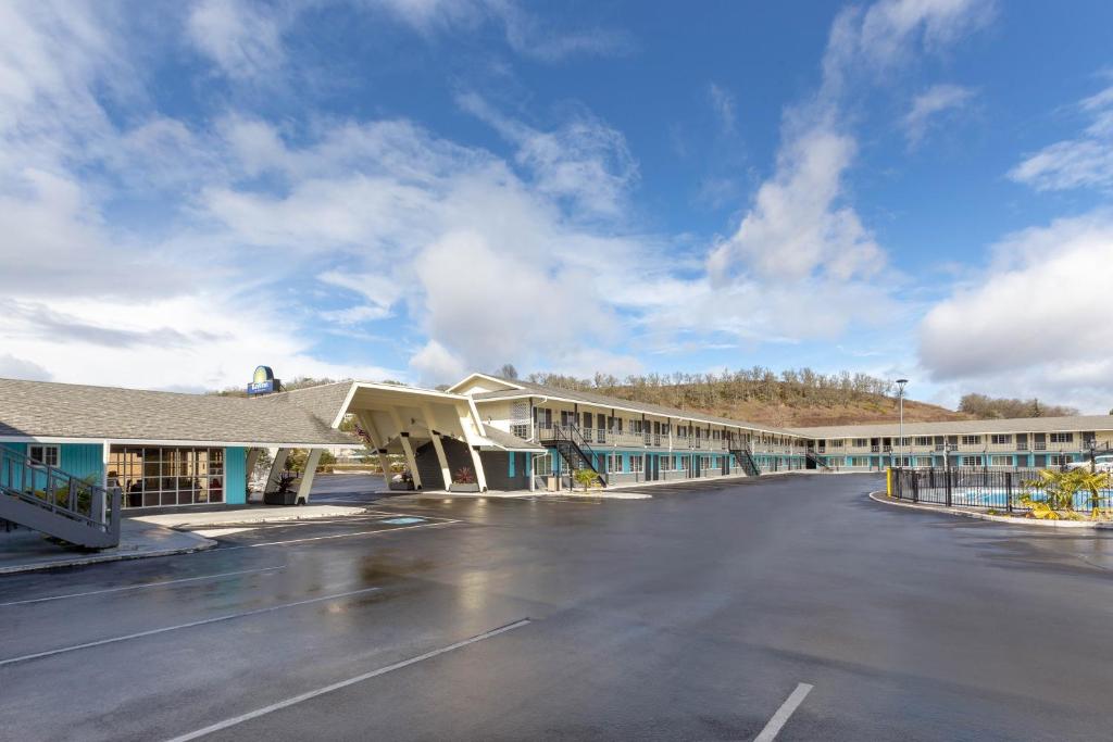 hotels with balcony in Roseburg