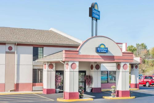 hotels with balcony in State College