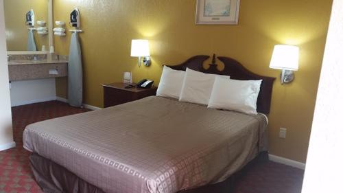 hotels with balcony in New Braunfels