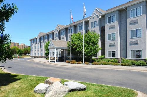 hotels with balcony in Bloomington