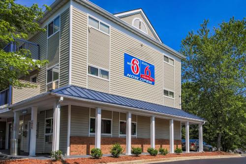 hotels with balcony in Greensboro