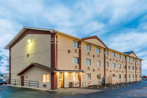 hotels with balcony in Bloomington