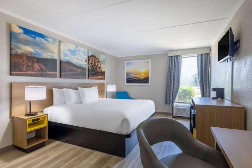 hotels with balcony in Fayetteville
