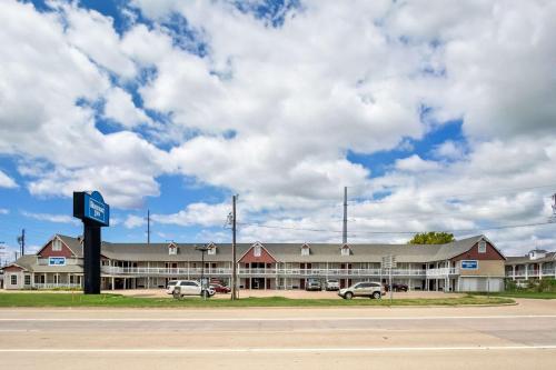 hotels with balcony in Waco