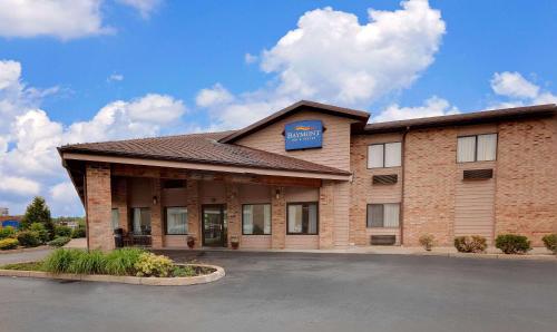 hotels with balcony in Kalamazoo