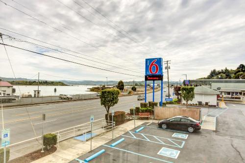 hotels with balcony in Roseburg