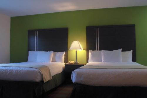 hotels with balcony in Helen