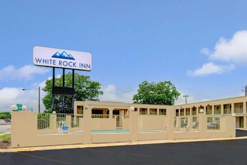hotels with balcony in New Braunfels