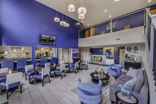 hotels with balcony in Lexington