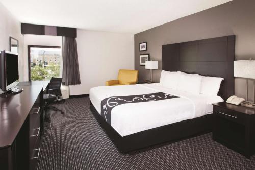 hotels with balcony in Charleston