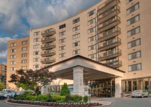 hotels with balcony in Falls Church