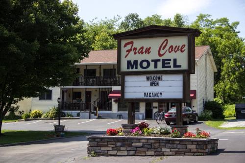 hotels with balcony in Lake George