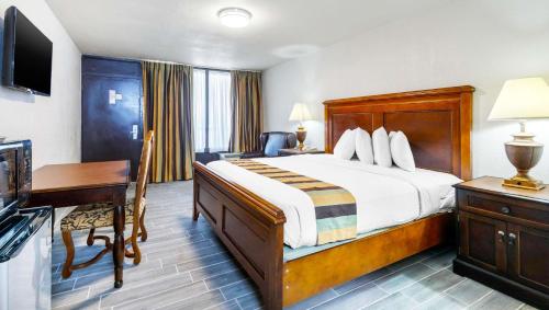 hotels with balcony in Tyler